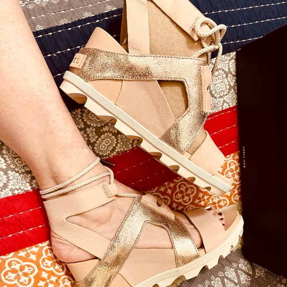 SOREL sandals in beautifully done pale rose gold and a light peachy pink. - Picture 6 of 7